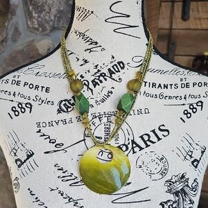 🌿 Layered Green Beaded Necklace with Mother-of-Pearl Pendant 🌿